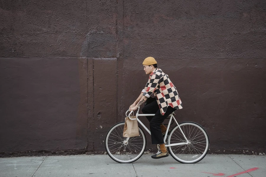 Hombre en bicicleta con una camiseta de aventura multicolor