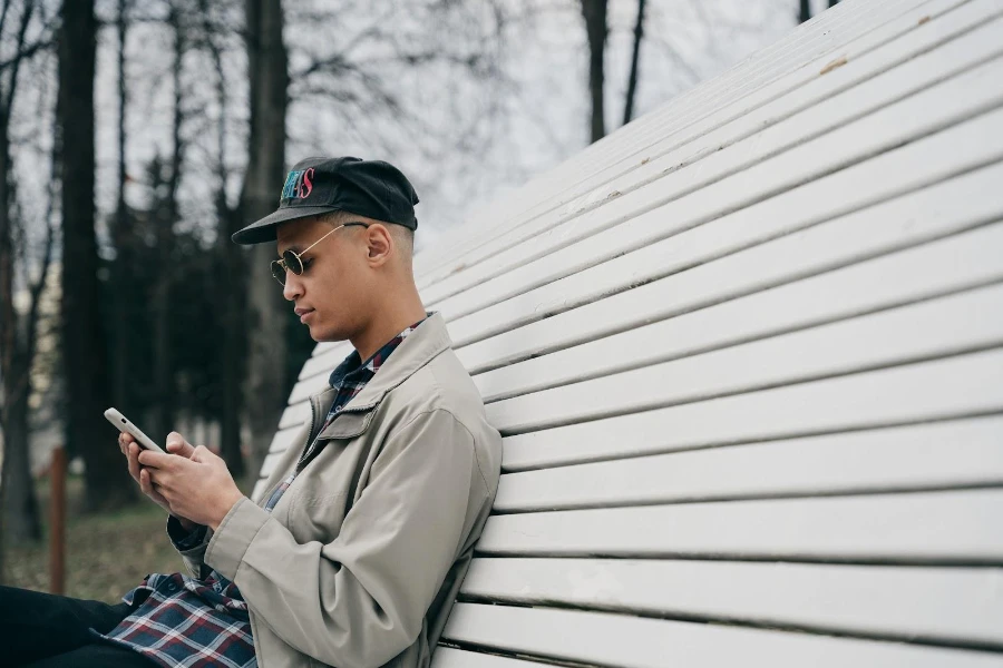 Homme à lunettes de soleil portant une casquette de baseball noire