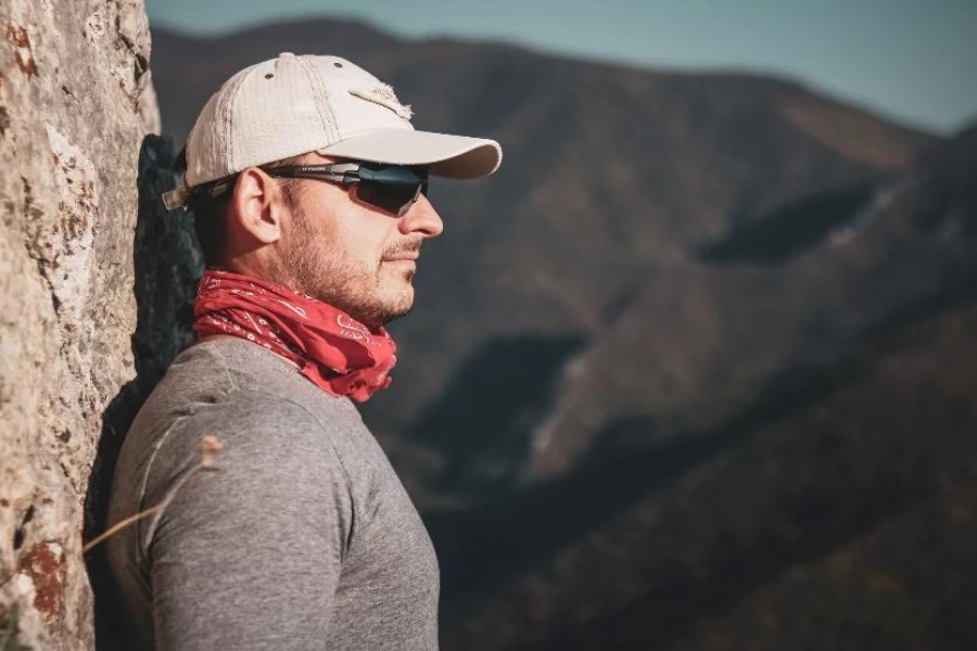 Uomo in escursione in montagna che indossa un cappello da papà beige