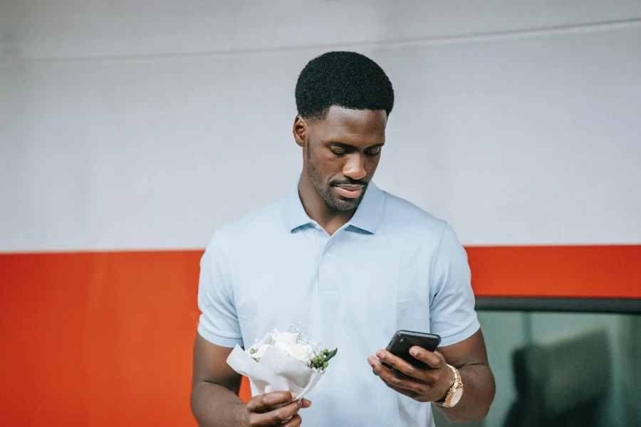 Homem vestindo uma camisa pólo azul