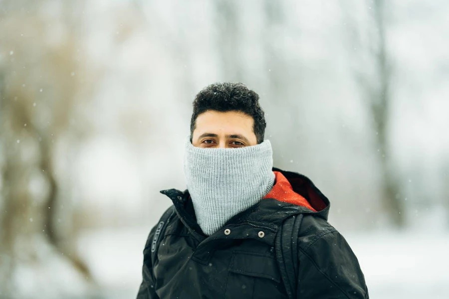 Hombre vestido con un abrigo de invierno de diseño de viajero de la naturaleza