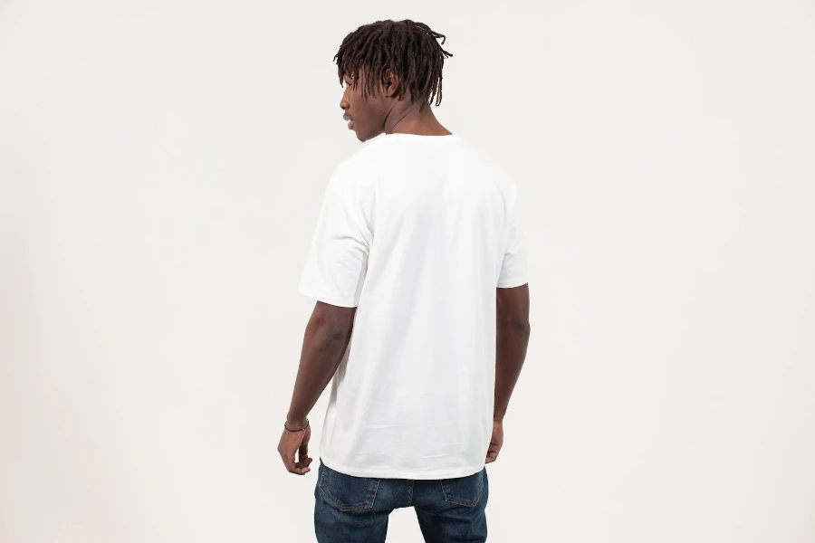 Homme portant un T-shirt blanc