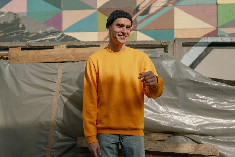 Homme portant un sweat-shirt jaune