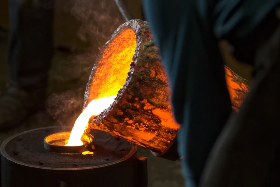 Erimiş bronz, eritici tarafından bir kalıba döküldü