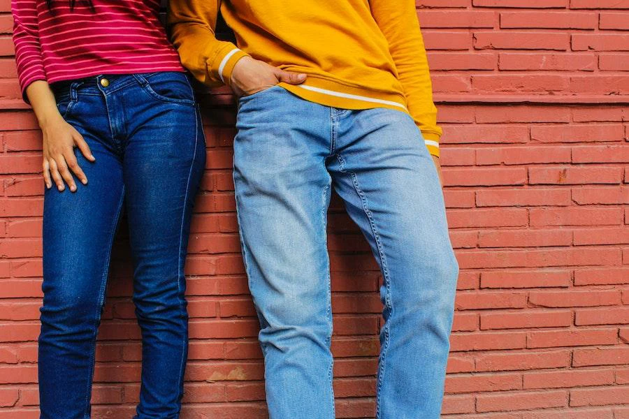 Pessoas vestindo camisas de manga longa e roupas jeans