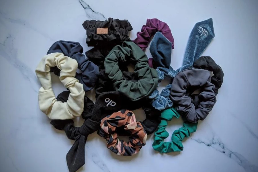 Stapel verschiedener Scrunchie-Haargummis