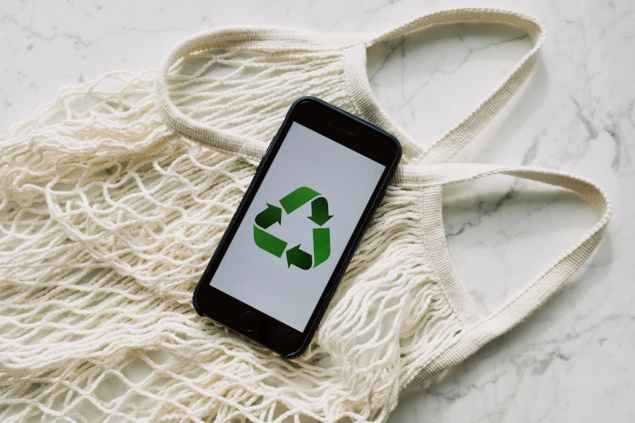 Smartphone avec signe de recyclage sur l'écran