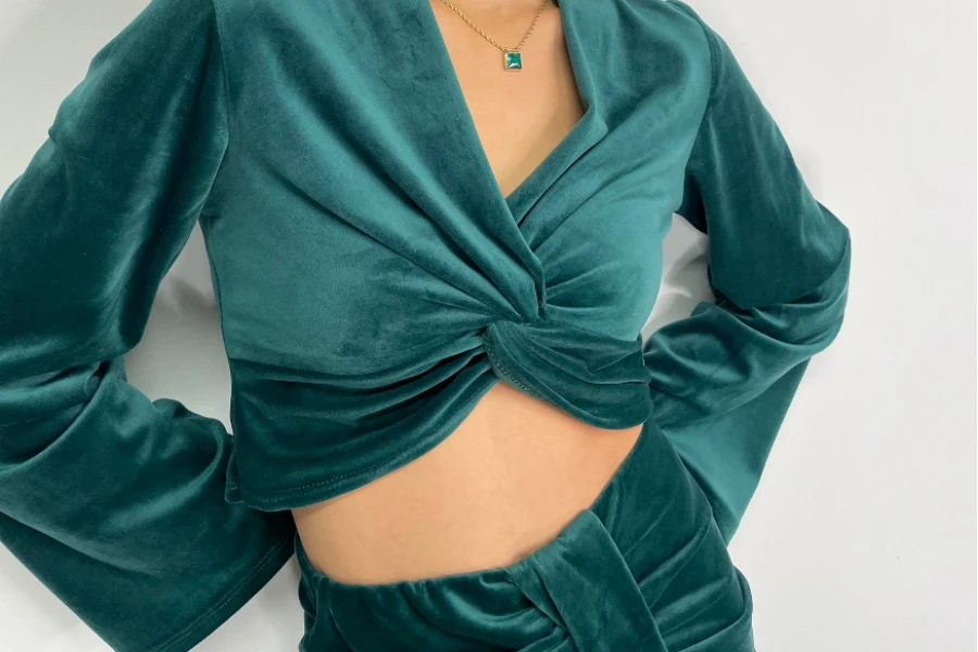 Conjunto de veludo verde-azulado com top e saia