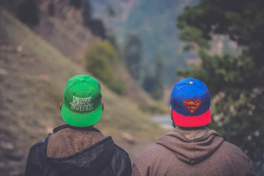 Deux hommes portant des chapeaux à l'envers