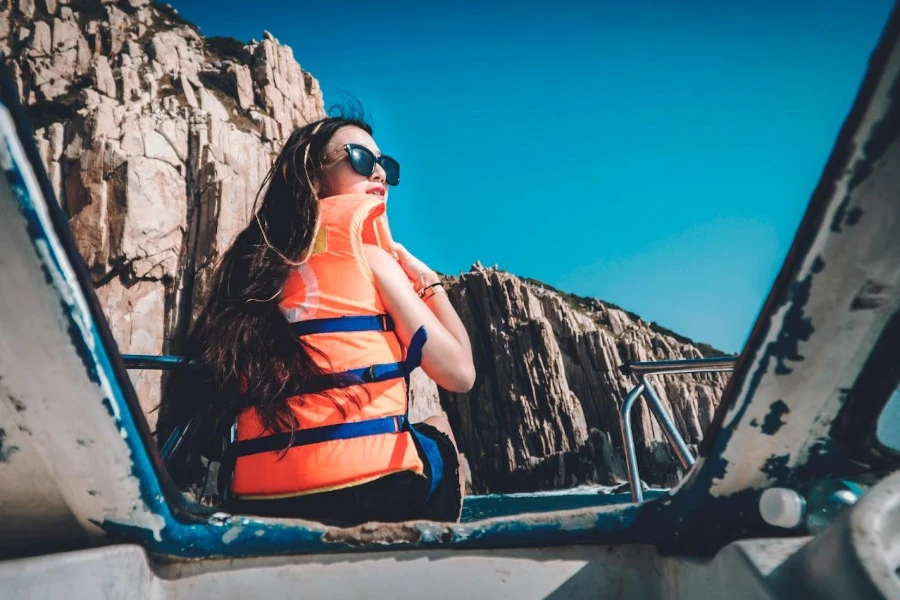 Frau im Freien in einer orangefarbenen Schwimmweste