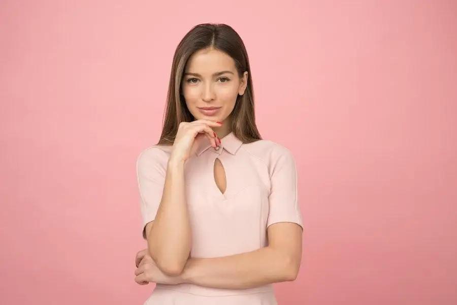 Mulher posando em uma blusa rosa de manga curta