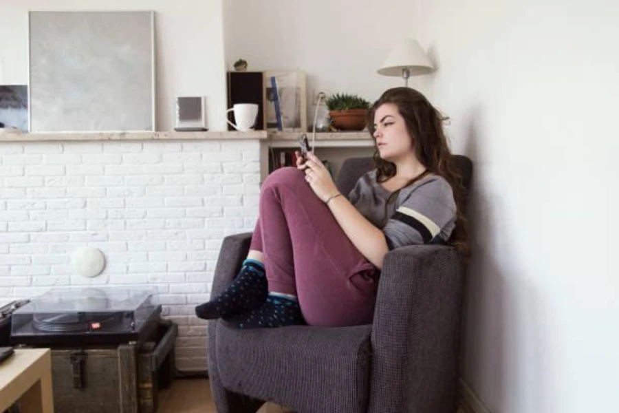 wanita duduk di sofa dengan jogging