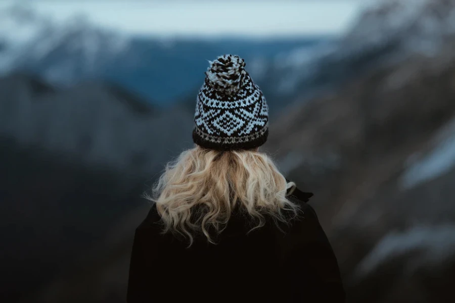 Mulher usando um gorro de malha jacquard preto e branco