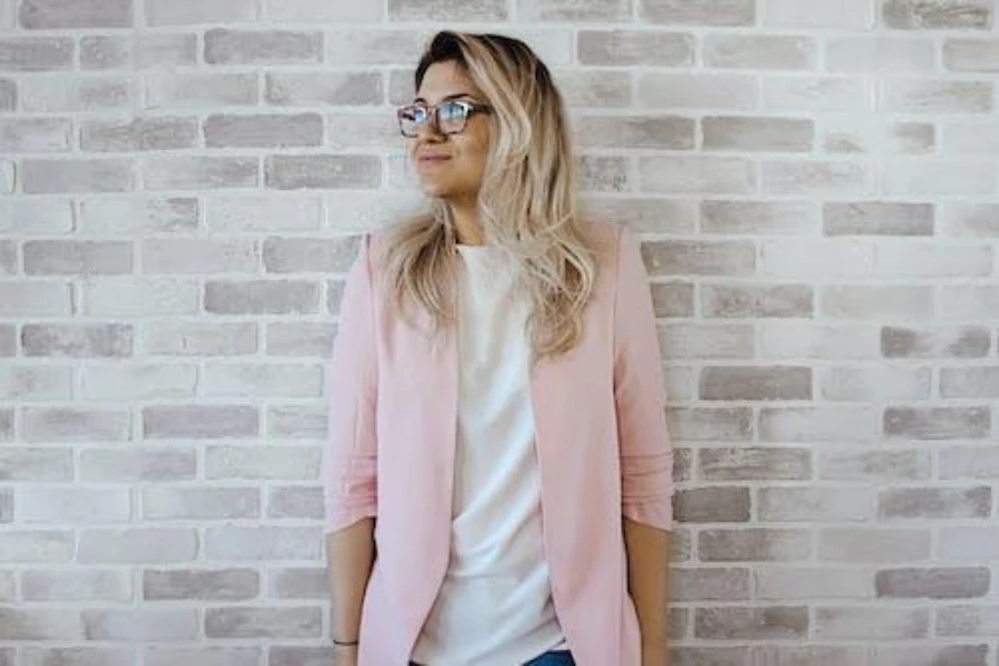 Femme portant un blazer avec une doublure amovible