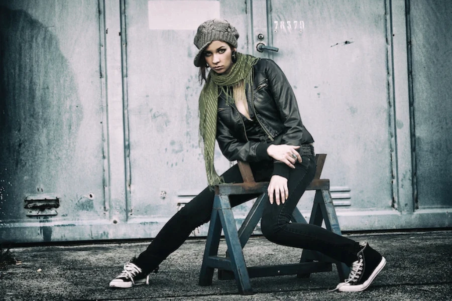 Mujer con un gorro de punto verde con visera