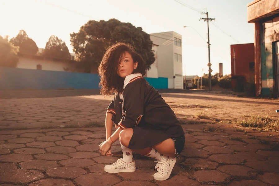 mujer, llevando, un, grunge, negro, diseño de la moda