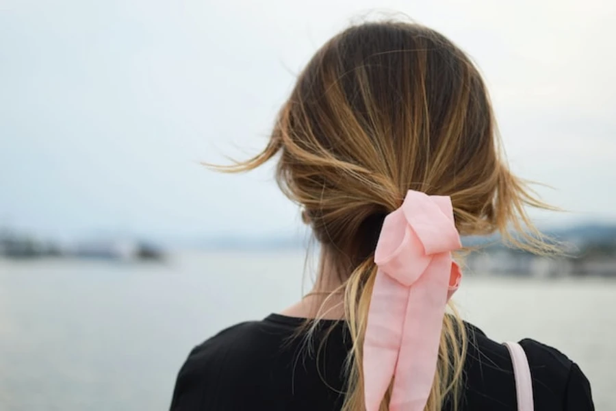 mujer, llevando, un, pinza de pelo, con, un, arco