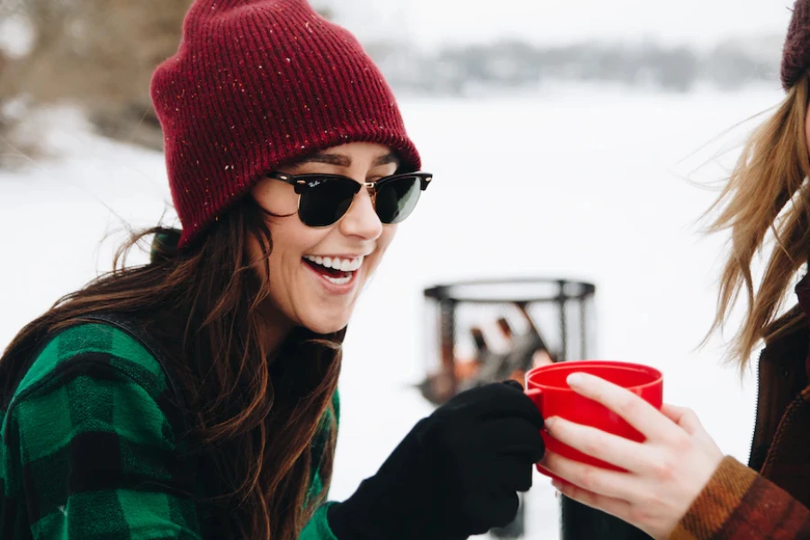 栗色のニットのカフスなしビーニー帽をかぶった女性