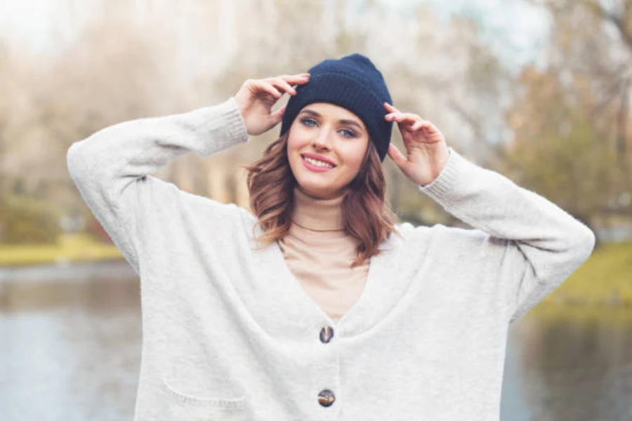 Woman wearing a navy blue cashmere beanie in park