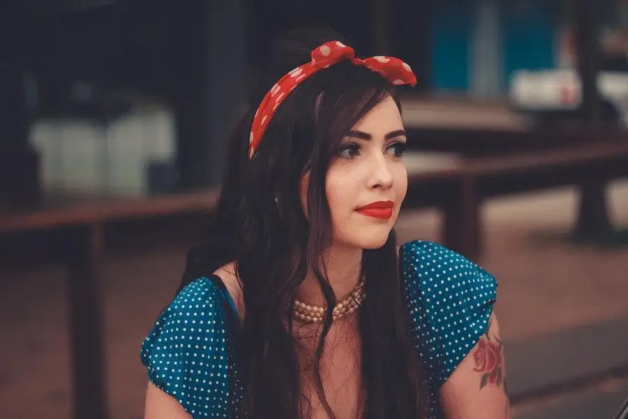 mujer, llevando, un, rojo y blanco, bowknot, vincha