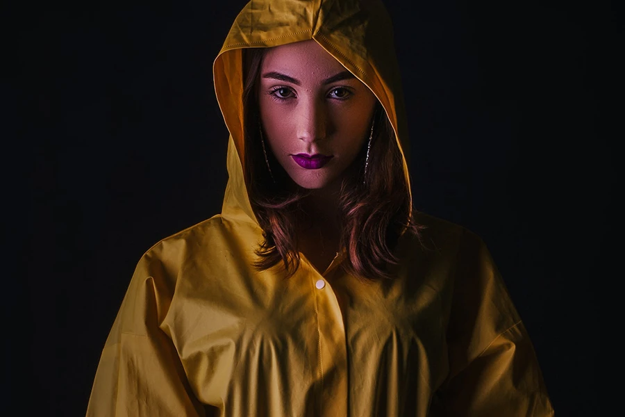 mujer, llevando, un, amarillo, cagoule