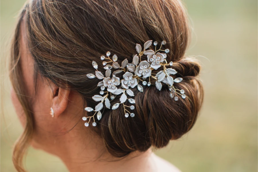 Mulher com acessório de cabelo de cristal