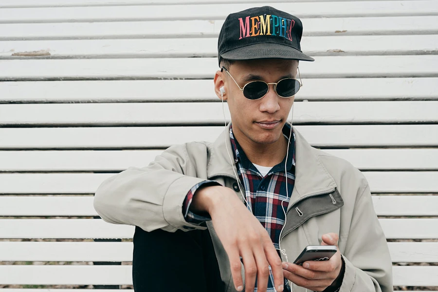 Jeune homme dans les tons portant un chapeau personnalisé