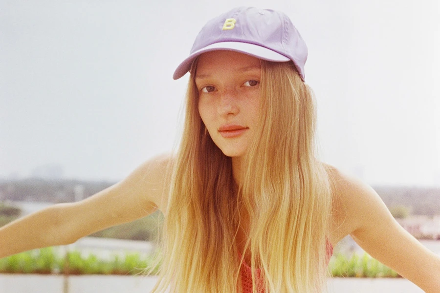 Young woman wearing a dad hat