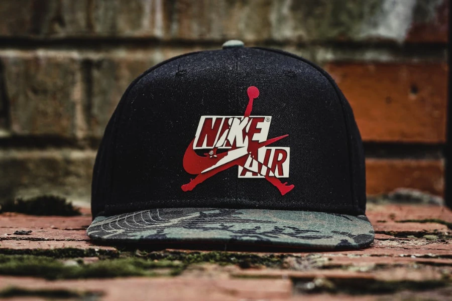 Eine schwarze Nike Air Jordan Snapback-Kappe