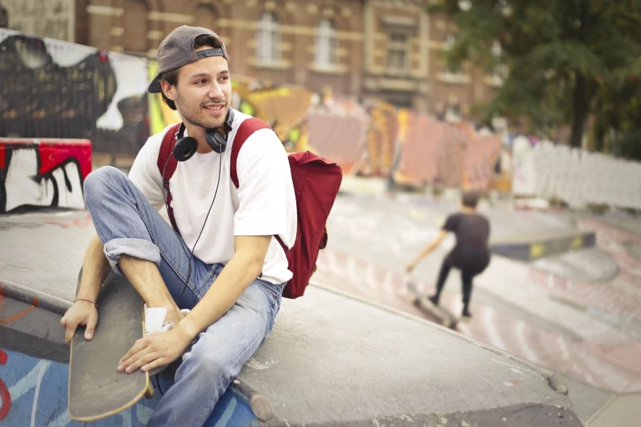 Ein Mann in einem Skatepark, der eine Snapback-Cap trägt