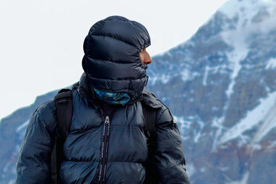 Un hombre vestido con un pasamontañas negro de un agujero a prueba de viento