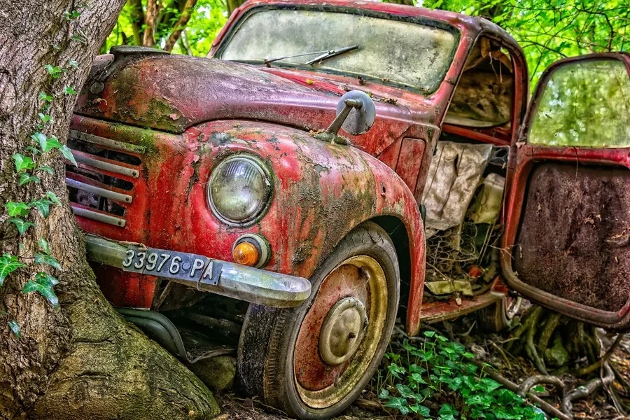 Une voiture rouge a percuté un arbre