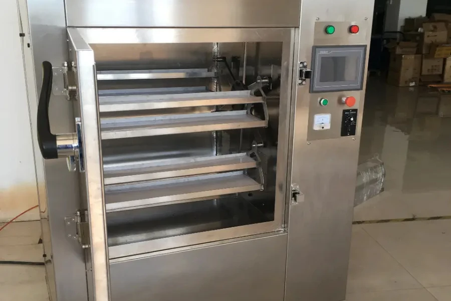 Um forno de microondas industrial de aço inoxidável