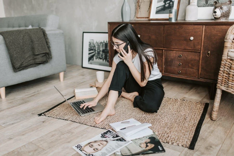 Una donna che utilizza un laptop analizzando le tendenze di bellezza