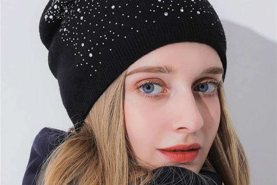 Uma mulher vestindo um gorro de malha preto enfeitado com strass