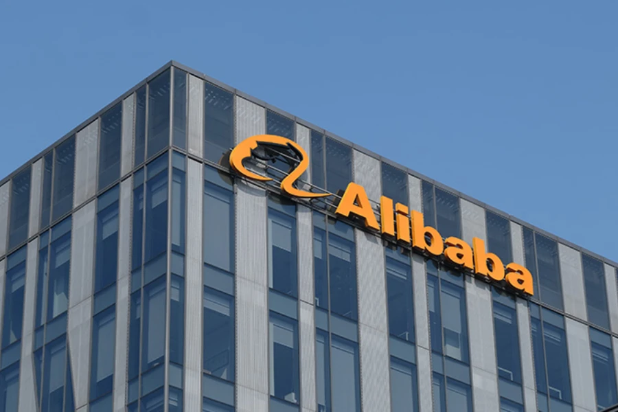 Nama dan logo Alibaba dipajang di sebuah gedung