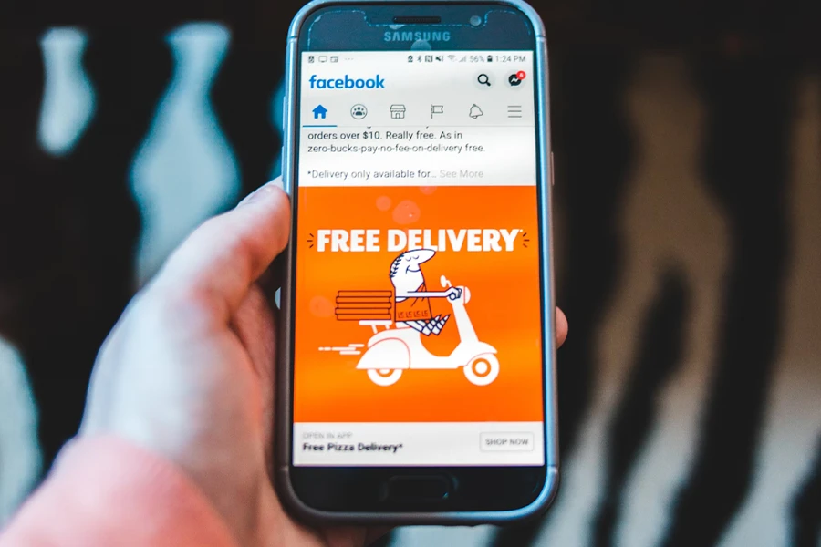 Una imagen de un anuncio de video en la plataforma de redes sociales Facebook, que promueve la entrega gratuita