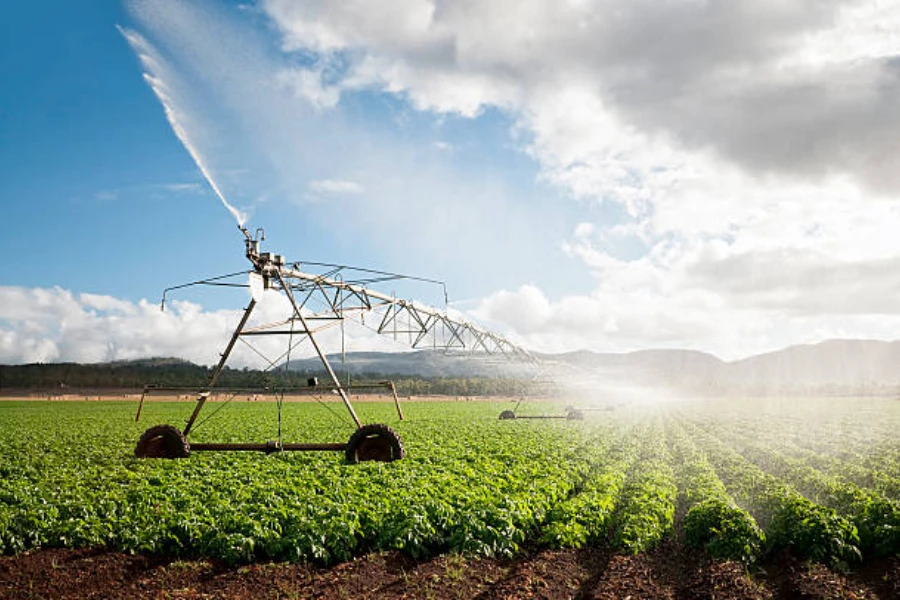 Uma máquina de irrigação pulverizando água em uma fazenda