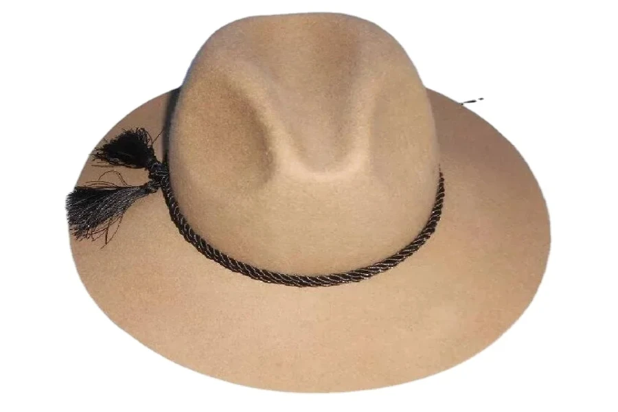 Un cappello fedora da safari all'aperto