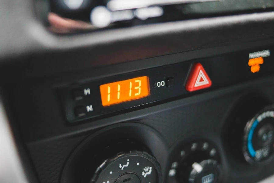 Painel de carro preto com interruptor de pisca-pisca de emergência vermelho