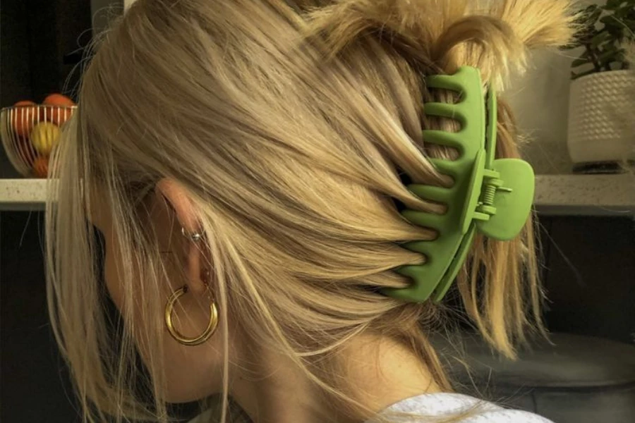 Blonde lady rocking a large green claw clip