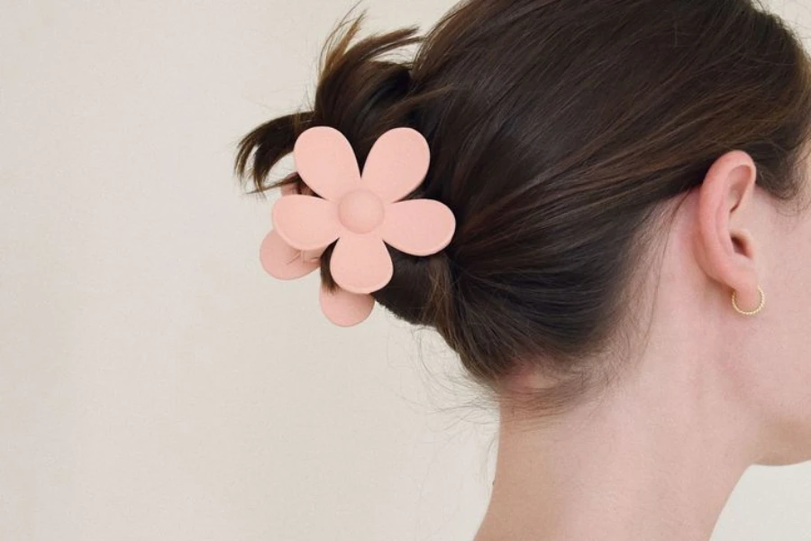 Mujer morena con un clip de garra en forma de flor