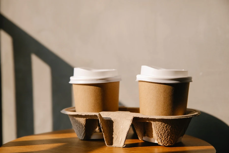 Canecas de café de papelão na mesa