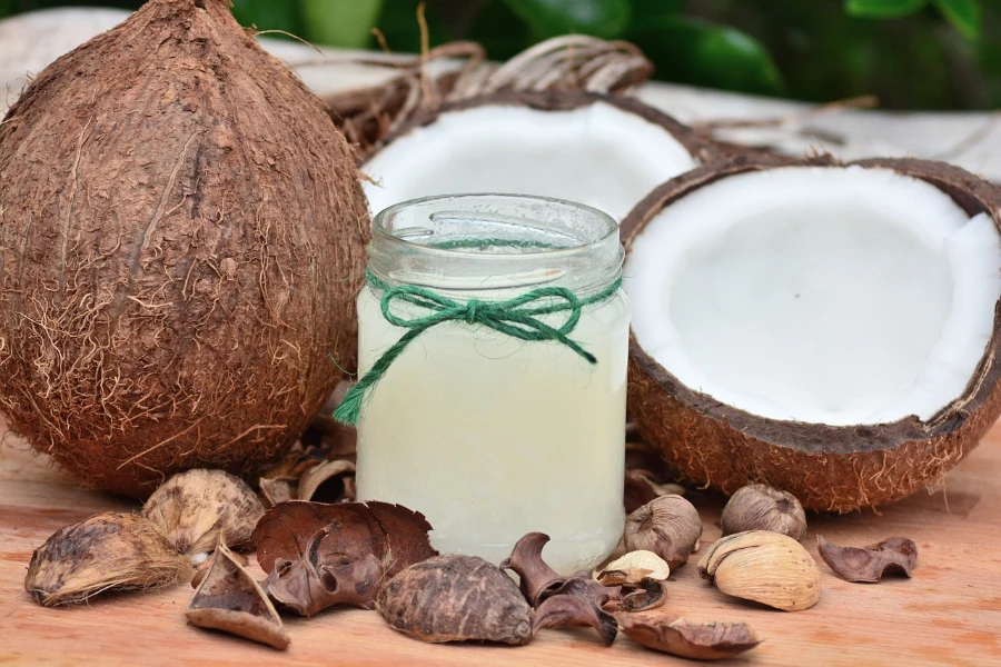 Noci di cocco e olio di cocco in un barattolo