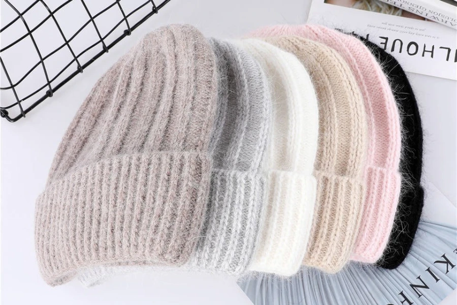 Kumpulan beanies wol berwarna-warni