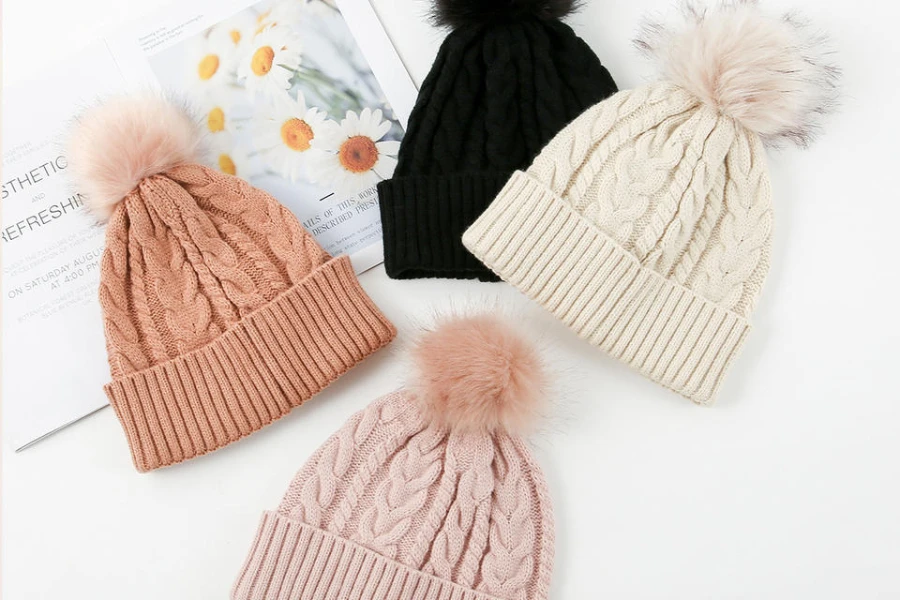 Koleksi beanies bengkok warna peach, hitam, krem, dan gading