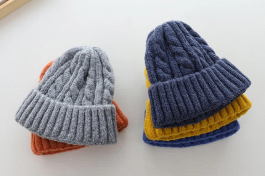 Kollektion einfarbiger Beanies mit gedrehtem Zopfmuster