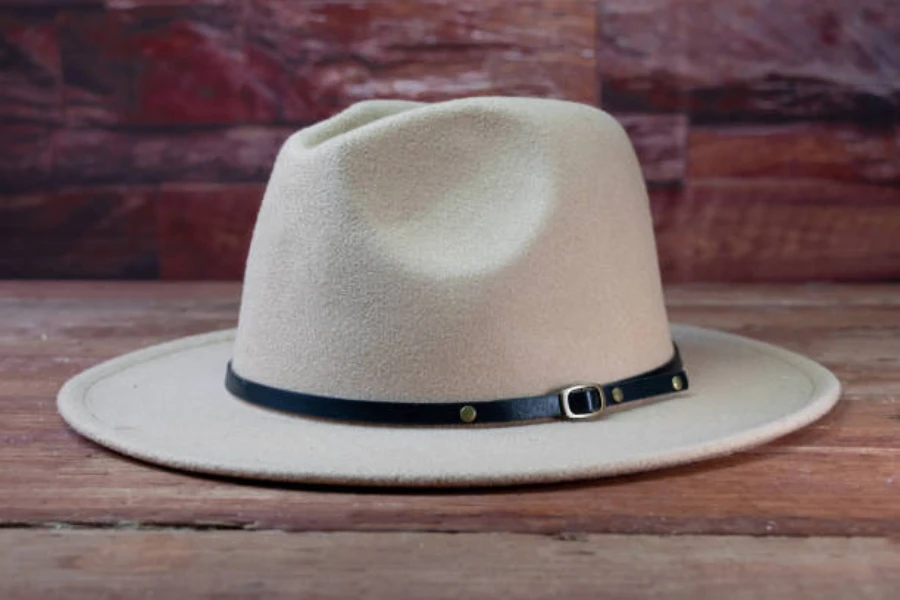 Topi fedora berwarna krem ​​dengan pita hitam tipis