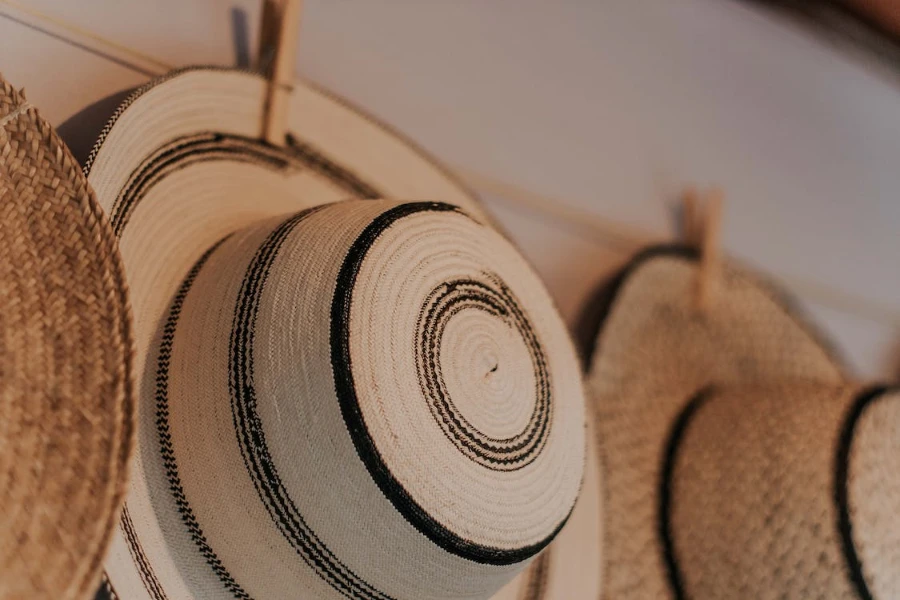 Chapeaux fedora en paille sur mesure