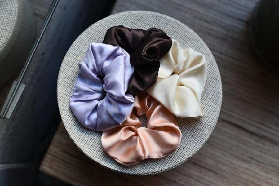 Scrunchies dengan warna berbeda dalam mangkuk